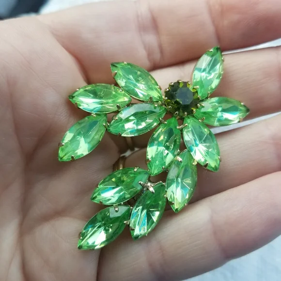 Relisted Vintage uranium glass rhinestone brooch green sparkly depression UV pin - Picture 9 of 14